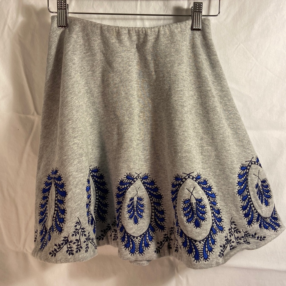Grey skirt with navy details.